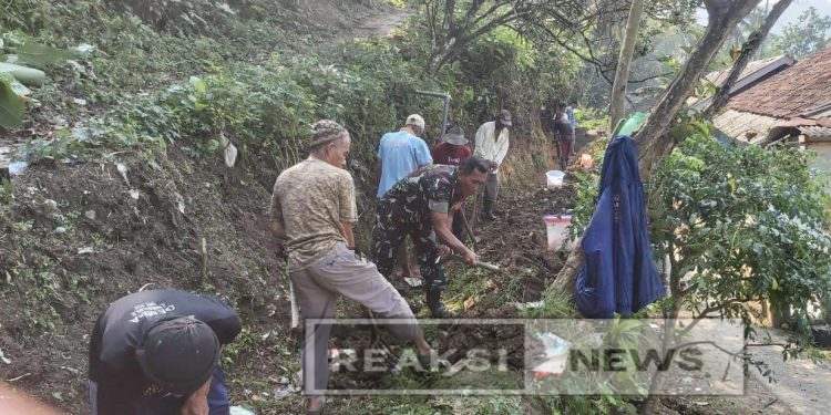 Sukseskan Ketahanan Pangan, Kopka Roni Koramil 2203/Warungkiara Bersihkan Irigasi Bareng Petani