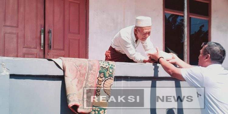 Masyarakat Parungkuda Sangat Senang Mendapatkan Beras Dan Minya Dar Staf Ahli DPRD Jabar Dra.Hj.Lina Ruslinawati