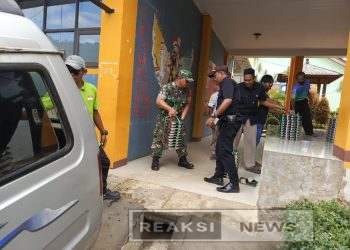 Sertu H.Agus Ramdani Anggota TNI Koramil 2203/Warungkiara Dampingi Penyaluran MBG