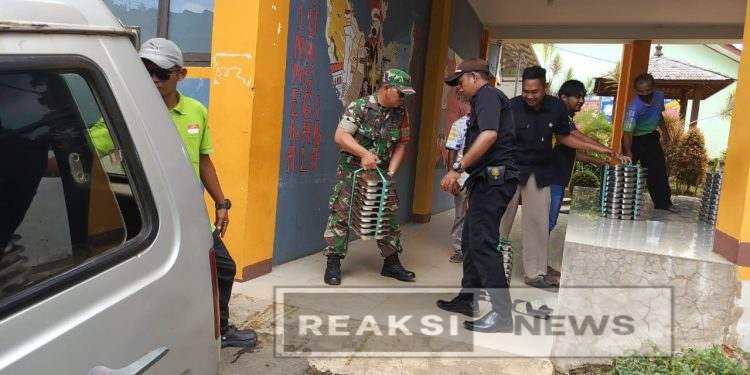 Sertu H.Agus Ramdani Anggota TNI Koramil 2203/Warungkiara Dampingi Penyaluran MBG