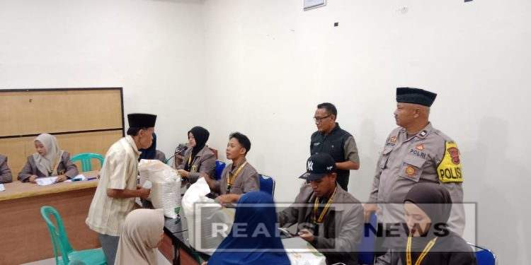 Pemdes Nagrak Selatan Salurkan Bantuan beras 10 kg Selama 2 Bulan Sebanyak 403 KPM