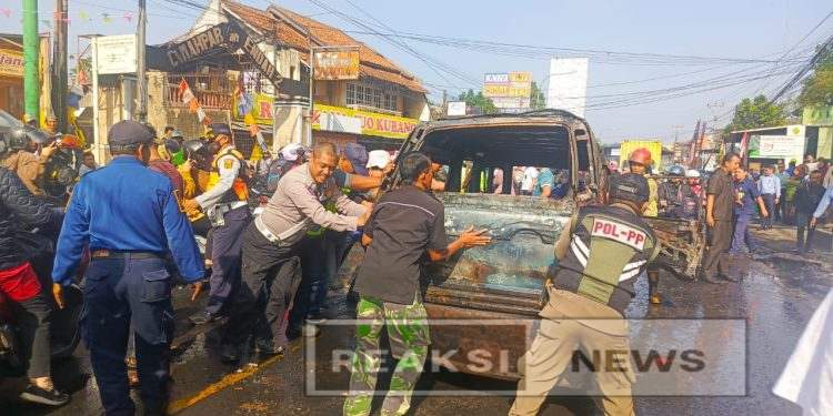 Satu Unit Angkot Terbakar di Depan RS Hermina Sukaraja, Tidak Ada Korban Jiwa