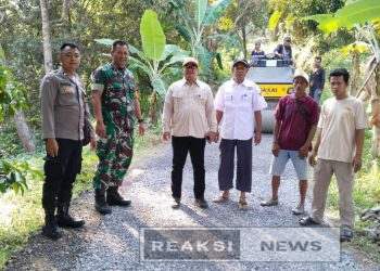 Peltu Andi Danpos Bantargadung Koramil 2203/Warungkiara, Tinjau Pengaspalan Jalan Desa
