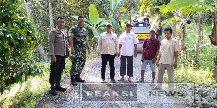 Peltu Andi Danpos Bantargadung Koramil 2203/Warungkiara, Tinjau Pengaspalan Jalan Desa