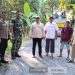 Peltu Andi Danpos Bantargadung Koramil 2203/Warungkiara, Tinjau Pengaspalan Jalan Desa