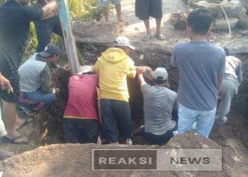 Jalan Rusak Bukan Halangan, Warga Kp. Cigobag dan Cikadu Buktikan Kekuatan Gotong Royong