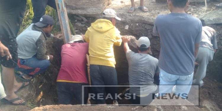 Jalan Rusak Bukan Halangan, Warga Kp. Cigobag dan Cikadu Buktikan Kekuatan Gotong Royong