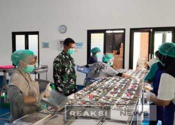 Pastikan MBG Berjalan Dengan Baik, Serka Dodi Koramil 2203/Warungkiara Dampingi Distribusi MBG di Wilayah Teritorial