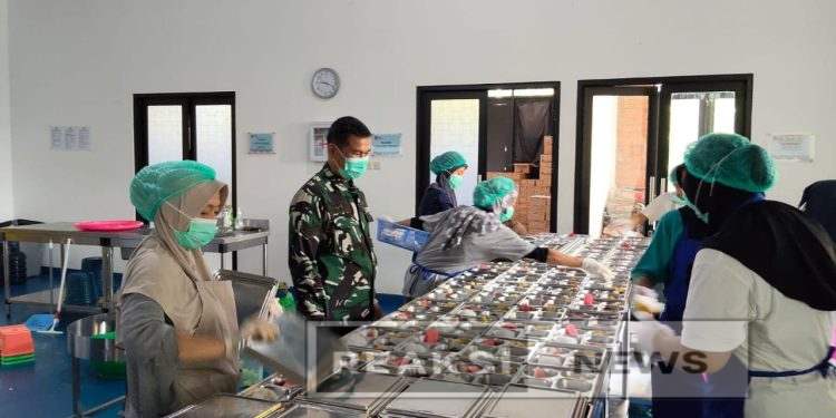 Pastikan MBG Berjalan Dengan Baik, Serka Dodi Koramil 2203/Warungkiara Dampingi Distribusi MBG di Wilayah Teritorial