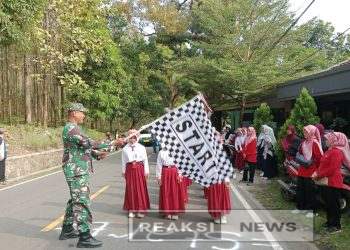 Peltu Andi Danpos Bantargadung Koramil 2203/Warungkiara Bareng Babinsa Lakukan Pengamanan Gerak Jalan