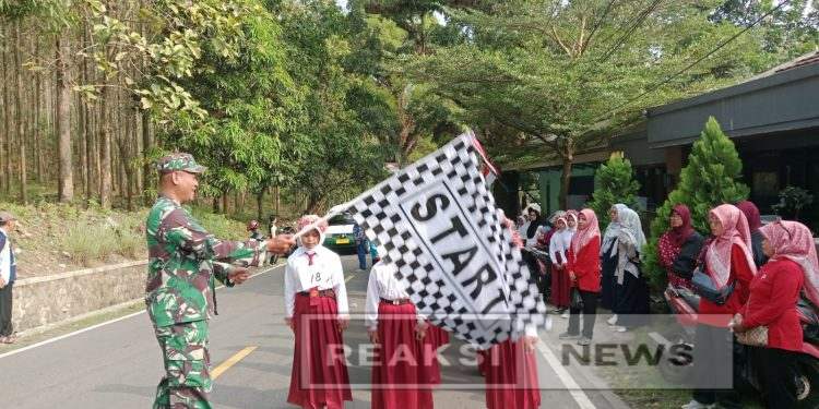 Peltu Andi Danpos Bantargadung Koramil 2203/Warungkiara Bareng Babinsa Lakukan Pengamanan Gerak Jalan