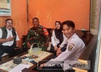 Babinsa Bojonggaling Sertu Iyan Koramil 2203/Warungkiara Komsos Bersama Guru Di Bojonggaling