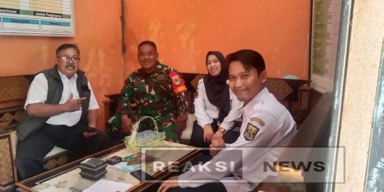 Babinsa Bojonggaling Sertu Iyan Koramil 2203/Warungkiara Komsos Bersama Guru Di Bojonggaling