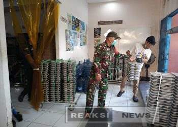 Sertu H. Agus Ramdani Melaksanakan Pendampingan Program Makan Bergizi Gratis di Wilayah Teritorial Koramil 2203/Warungkiara