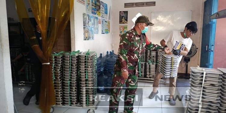 Sertu H. Agus Ramdani Melaksanakan Pendampingan Program Makan Bergizi Gratis di Wilayah Teritorial Koramil 2203/Warungkiara