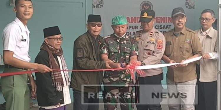 Pasiter Kodim 0607/kota Sukabumi Hadiri Launching Program Makan Gratis di SPPG Cibolang Cisaat