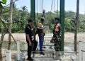 Babinsa Bantargadung Serka Didik Susanto Koramil 2203/Warungkiara Laksanakan Pengecekan Pembangunan Jembatan Gantung