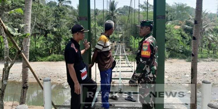 Babinsa Bantargadung Serka Didik Susanto Koramil 2203/Warungkiara Laksanakan Pengecekan Pembangunan Jembatan Gantung