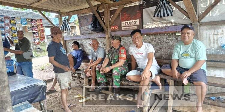 Babinsa Bantarkalong Sertu H.Agus Ramdani Koramil 2203/Warungkiara Jalin Komsos dengan Tokoh Masyarakat