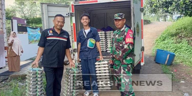 Babinsa Koramil 2203/Warungkiara Serka Enceng Setiawan Dampingi Pendistribusian Makan Bergizi di Wilayah Binaan
