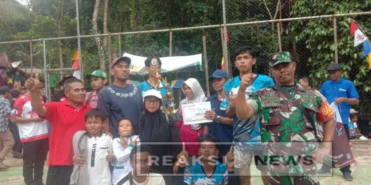 Babinsa Mekarjaya Sertu Suparno Koramil 2203/Warungkiara Kawal Ketat Pertandingan Voli Antar Kampung HUT RI ke-80