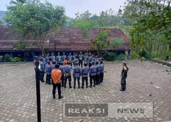 Babinsa Sertu H.Agus Ramdani Koramil 2203/Warungkiara dan Relawan Mantab 03 Latih Linmas Desa Bantarkalong