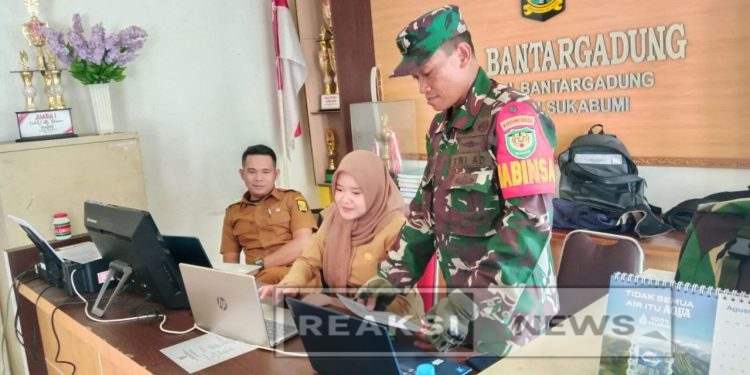 Babinsa Bantargadung Serka Didik Susanto Koramil 2203/Warungkiara Laksanakan Puldatater di Kantor Desa