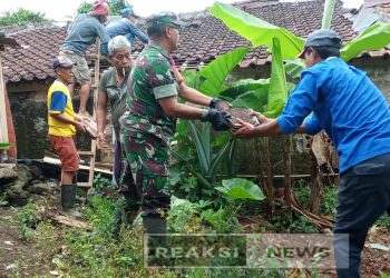 Babinsa Ubrug Sertu Nasrulloh Koramil 2203/Waungkiara Pimpin Kerja Bakti Bongkar Rumah Tidak Layak Huni di Cikoneng