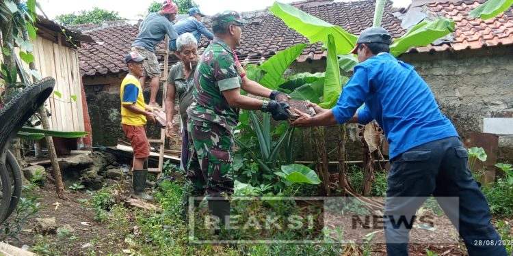 Babinsa Ubrug Sertu Nasrulloh Koramil 2203/Waungkiara Pimpin Kerja Bakti Bongkar Rumah Tidak Layak Huni di Cikoneng