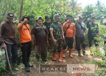 Babinsa Kertamukti Serka Subagio Bersama Relawan Mantab 03 Gelar Bakti Irigasi di Desa Kertamukti