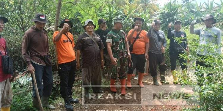 Babinsa Kertamukti Serka Subagio Bersama Relawan Mantab 03 Gelar Bakti Irigasi di Desa Kertamukti