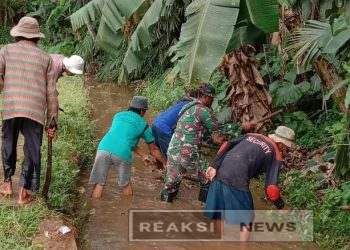 Kopda Kusdiarto Koramil 2203/Warungkiara Bersama Warga Bersihkan Saluran Irigasi Dukung Ketahanan Pangan