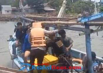 Kapal Terbalik di Perairan Juntinyuat,Polisi dan Nelayan Berhasil Evakuasi