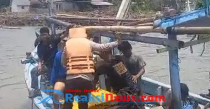 Kapal Terbalik di Perairan Juntinyuat,Polisi dan Nelayan Berhasil Evakuasi