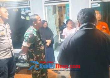 Tanggap Laporan Warga. Bhabinkamtibmas Kelurahan Jayaraksa Evakuasi Rumah Roboh