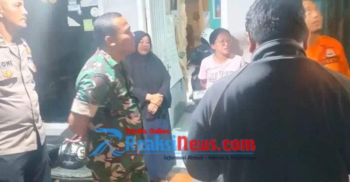 Tanggap Laporan Warga. Bhabinkamtibmas Kelurahan Jayaraksa Evakuasi Rumah Roboh