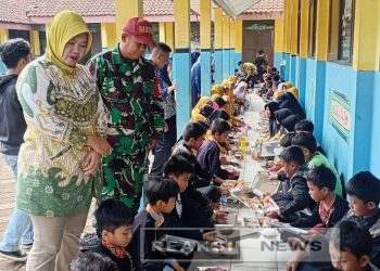 Serka Enceng Setiawan Koramil 2203/Warungkiara Dampingi Program Makan Bergizi Gratis di Sekolah Dasar