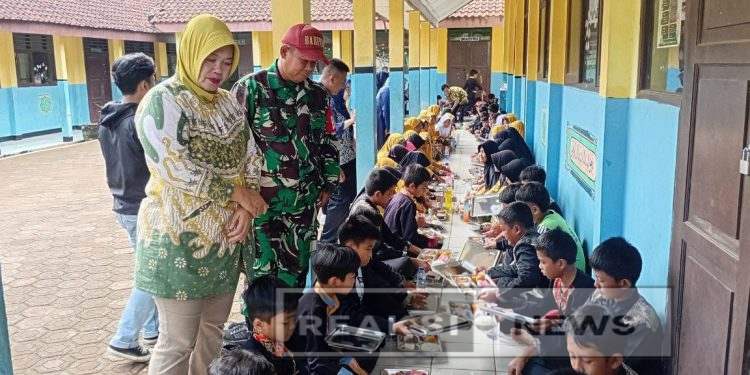 Serka Enceng Setiawan Koramil 2203/Warungkiara Dampingi Program Makan Bergizi Gratis di Sekolah Dasar
