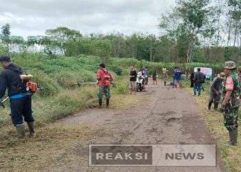 Babinsa Ubrug Koramil 2203/Warungkiara Ajak Pemuda dan Aparat Desa Gelar Kerja Bakti Bersihkan Jalan Utama