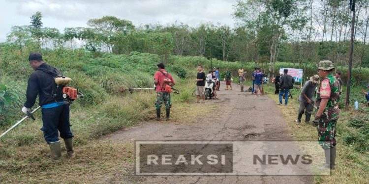 Babinsa Ubrug Koramil 2203/Warungkiara Ajak Pemuda dan Aparat Desa Gelar Kerja Bakti Bersihkan Jalan Utama