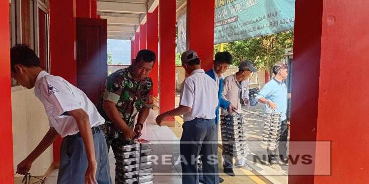 Serka Enceng Setiawan Dampingi Pendistribusian MBG ke Sekolah di Wilayah Koramil 2203/Warungkiara