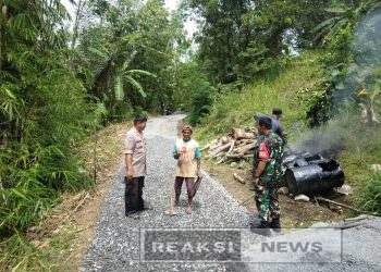Babinsa Bantargebang Tinjau Pengaspalan Jalan Desa untuk Tingkatkan Akses Masyarakat