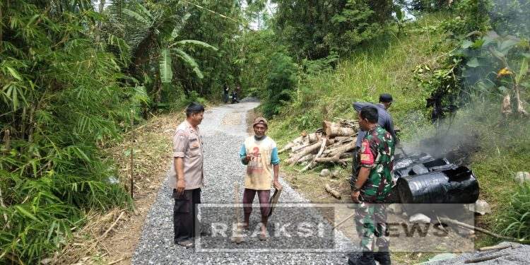 Babinsa Bantargebang Tinjau Pengaspalan Jalan Desa untuk Tingkatkan Akses Masyarakat