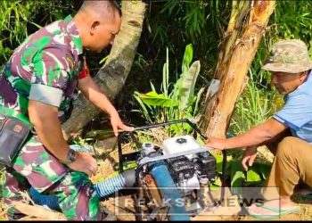 Babinsa Sirnajaya Serka H. Didik Haryanto Koramil 2203/Warungkiara dan Kelompok Tani Cek Alat Pompa Bantuan Kementan RI