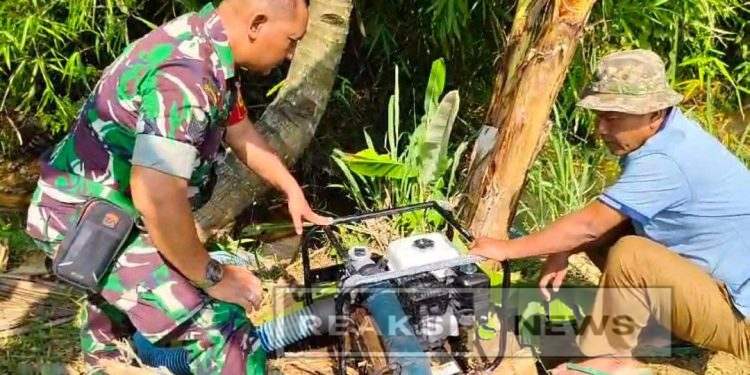 Babinsa Sirnajaya Serka H. Didik Haryanto Koramil 2203/Warungkiara dan Kelompok Tani Cek Alat Pompa Bantuan Kementan RI
