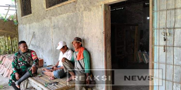 Babinsa Bojonggaling Sertu Ian Koramil 2203/Warungkiara Gelar Komsos Bersama Kelompok Tani