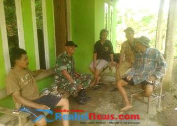 Serka Taufik Saleh Babinsa Hegarmanah Koramil 2203/Warungkiara melaksanakan Komsos Bersama Warga