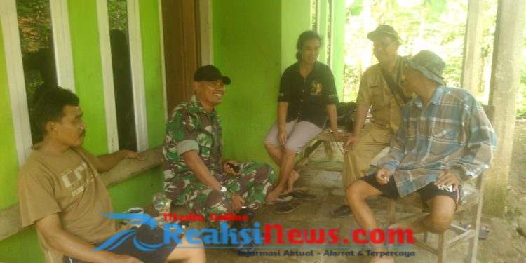 Serka Taufik Saleh Babinsa Hegarmanah Koramil 2203/Warungkiara melaksanakan Komsos Bersama Warga