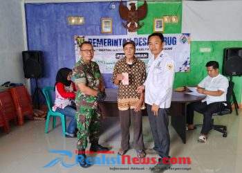 Babinsa Ubrug Sertu Nasrulloh Koramil 2203/Warungkiara Dampingi Penyaluran BLT DD kepada 49 KPM