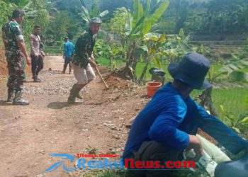 Babinsa Girijaya Serma Slamet Koramil 2203/Warungkiara Bersama Bhabinkamtibmas dan Warga Gelar Kerja Bakti